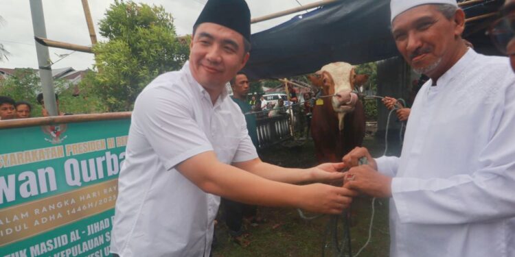 Foto: Bupati Kepulauan Sangihe, Michael Thungari menyerahkan bantuan hewan kurban dari Presiden RI dan Pemkab Sangihe. (Dok. Istimewa)