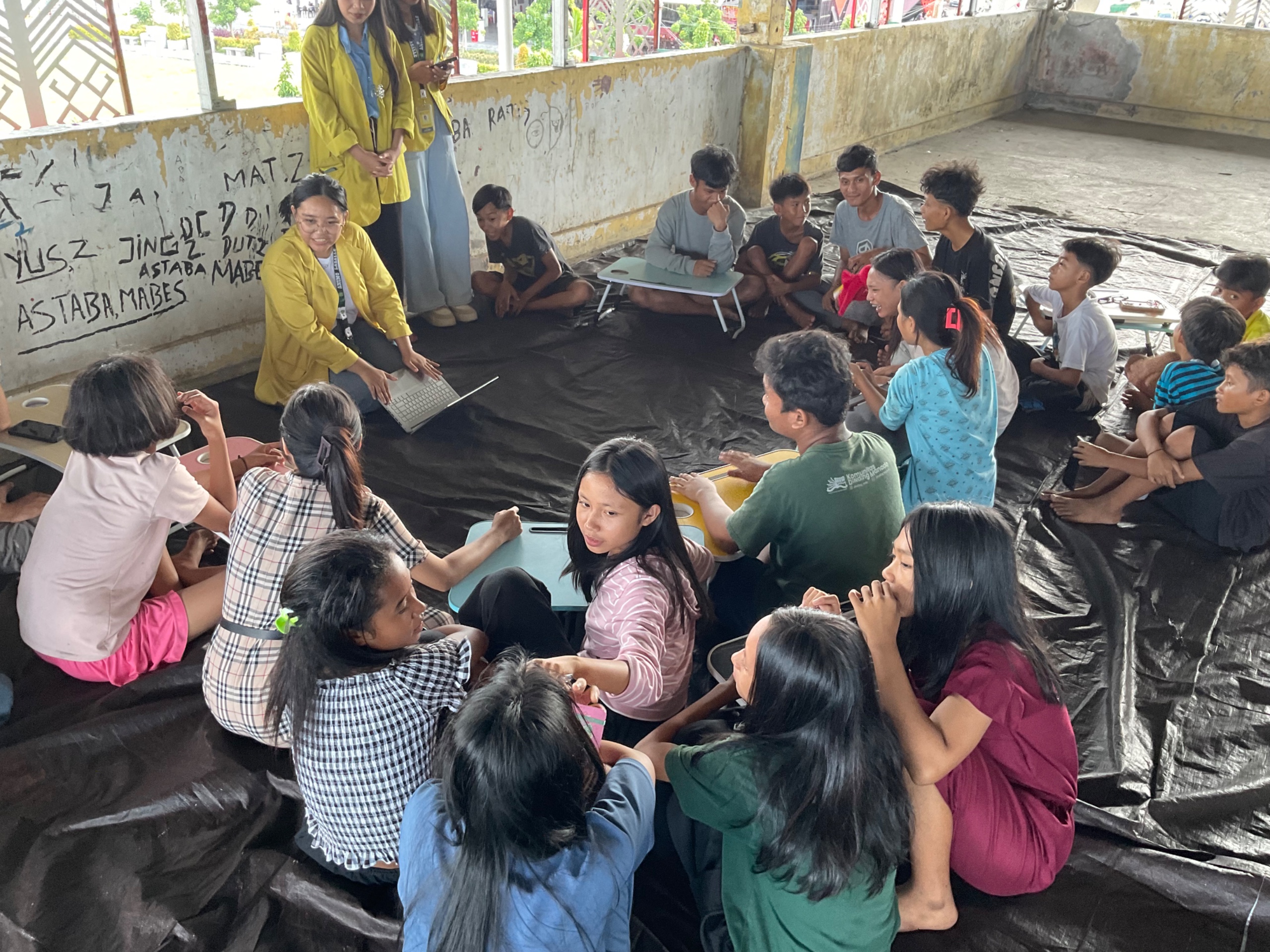 Saat mahasiswi De La Salle Manado memberikan edukasi. (foto: Jevo)