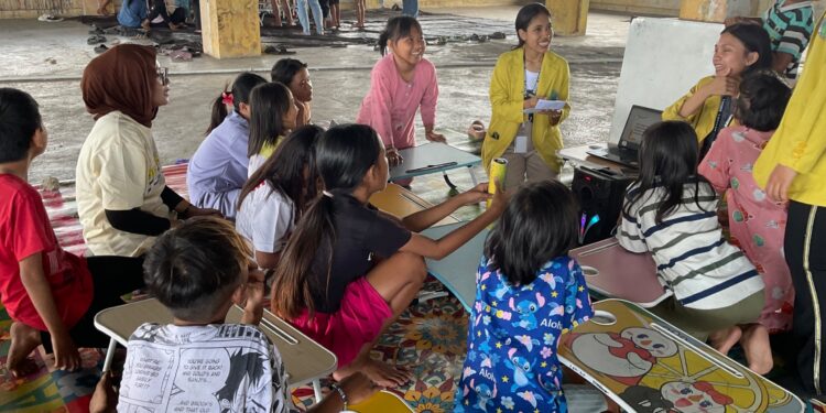 Proses pembelajaran dari mahasiswi Fisioterapi Unika De La Salle Manado. (foto: istimewa)