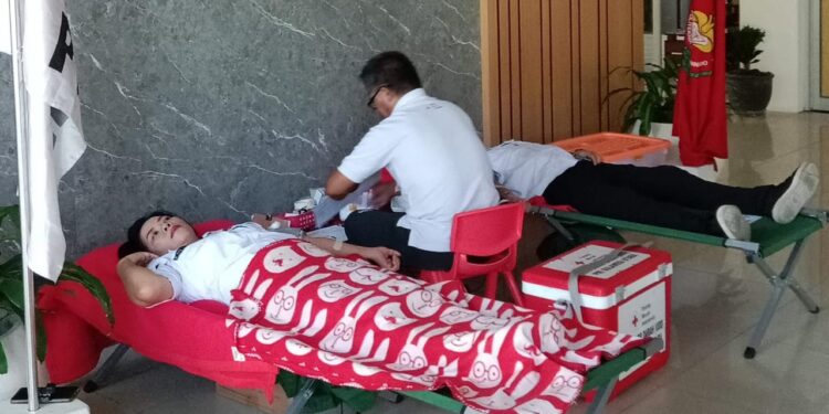 Proses donor darah di lingkungan Kampus Polimdo. (foto: istimewa)