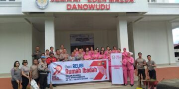 Kapolres Bitung AKBP Albert Zai, SIK, MH. Pimpin Bakti Religi di Jemaat Eden Maesa Danowudu. (foto: Chris Barta1)