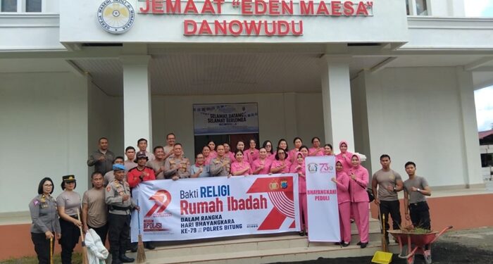Kapolres Bitung AKBP Albert Zai, SIK, MH. Pimpin Bakti Religi di Jemaat Eden Maesa Danowudu. (foto: Chris Barta1)