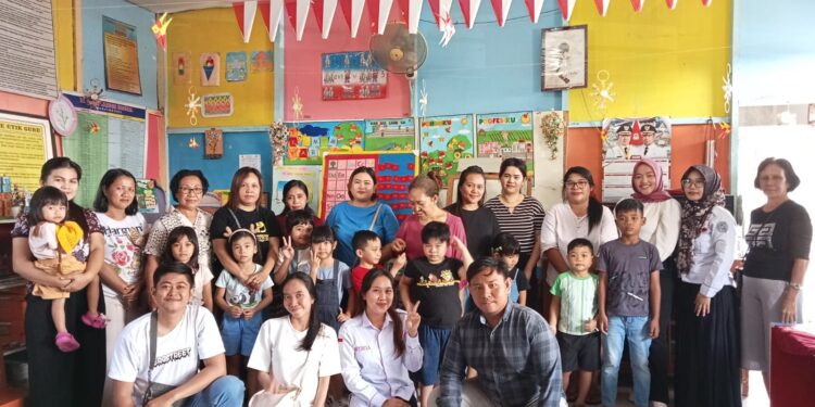 Pengurus Oi Intermezo Manado, Anak, Guru dan Orang Tua TK GMIM Yarden Singkil beserta dosen Muhamadiyah Manado. (foto: meikel/barta)