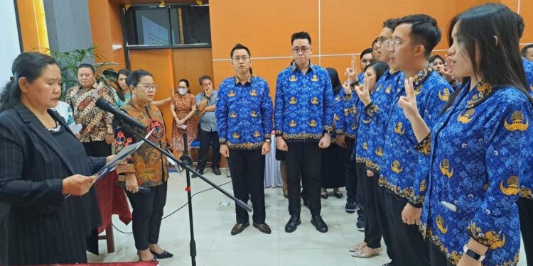 Pengambilan sumpah PNS di lingkungan Polimdo. (foto: istimewa)