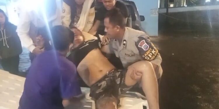 Anggota kepolisian Bitung saat membantu warga. (foto: chris/Barta)