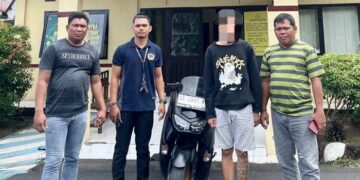 Aparat Polsek Aertembaga saat mengamankan Pelaku RA dan Barang bukti 1 unit sepeda motor Yamaha NMAX. (foto: Chris/Barta1)