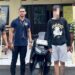 Aparat Polsek Aertembaga saat mengamankan Pelaku RA dan Barang bukti 1 unit sepeda motor Yamaha NMAX. (foto: Chris/Barta1)