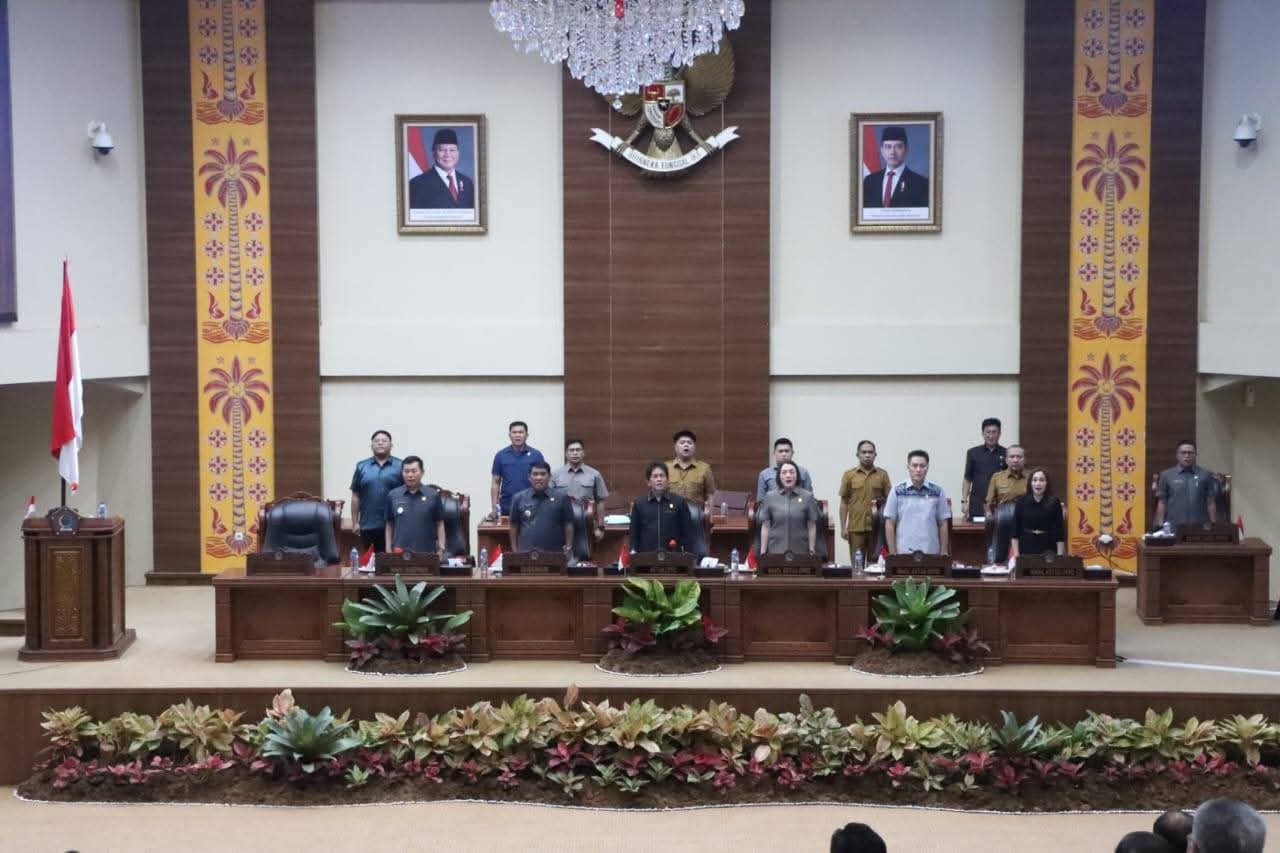 Pimpinan dan anggota serta Gubernur da Wakil Sulut. (foto: meikel/barta)
