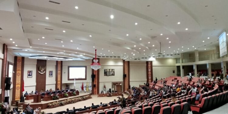 Paripurna mendengarkan tanggapan Gubernur tentang Ranperda RTRW. (foto: meikel/barta)
