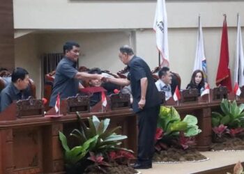 Kader PDI Perjuangan, Ir Royke Roring, Msi saat berjabat tangan dengan Gubernur Yulius Selvanus. (foto: istimewa)
