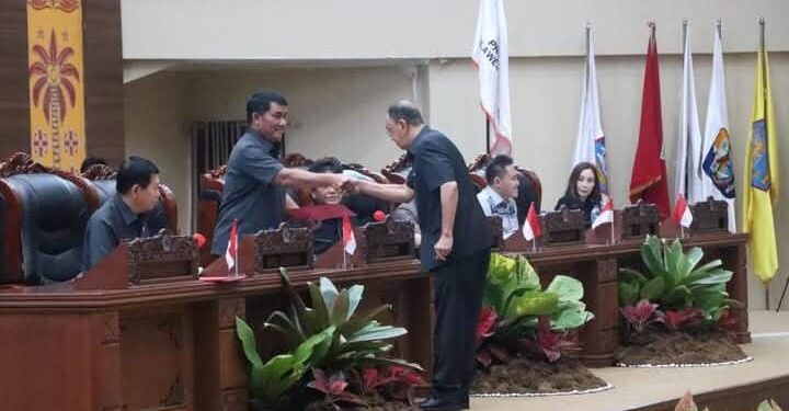 Kader PDI Perjuangan, Ir Royke Roring, Msi saat berjabat tangan dengan Gubernur Yulius Selvanus. (foto: istimewa)