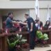 Kader PDI Perjuangan, Ir Royke Roring, Msi saat berjabat tangan dengan Gubernur Yulius Selvanus. (foto: istimewa)