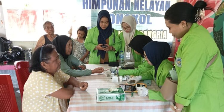 BEM UM Manado saat melakukan pemeriksaan kesehatan gratis bagi masyarakat. (foto: meikel/barta)