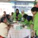 BEM UM Manado saat melakukan pemeriksaan kesehatan gratis bagi masyarakat. (foto: meikel/barta)
