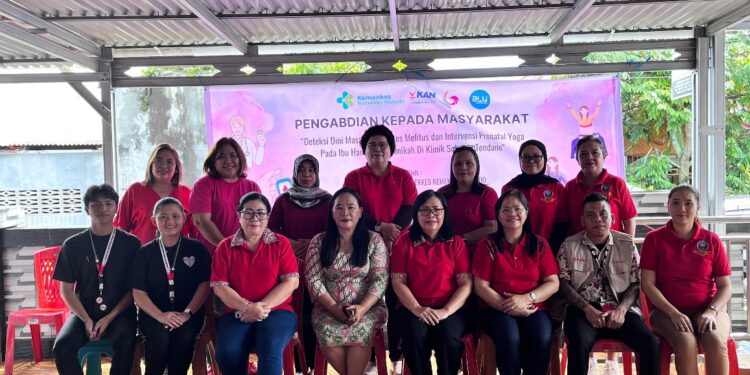 Tim pengabdian dari Politeknik Kesehatan Jurusan Kebidanan Manado. (foto: istimewa)
