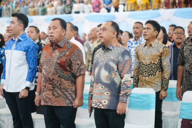 Foto: Tampak Bupati Thungari berdiri Bersama kepala-kepala daerah lainnya di Provinsi Sulawesi Utara. (Dok. Istimewa)