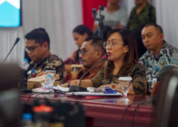 Foto: Kepala Instalasi Farmasi Dinkesda Sangihe, Rillya Tasin memberikan Penjelasan di Rapat Gabungan Komisi DPRD Sangihe. (Dok. Stenly Pontolawokang)