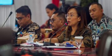 Foto: Kepala Instalasi Farmasi Dinkesda Sangihe, Rillya Tasin memberikan Penjelasan di Rapat Gabungan Komisi DPRD Sangihe. (Dok. Stenly Pontolawokang)