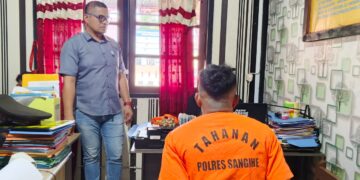 FOTO: Pelaku pencurian N.B dihadapan penyidik Polres Kepulauan Sangihe. (Dok.Rendy/Barta1)