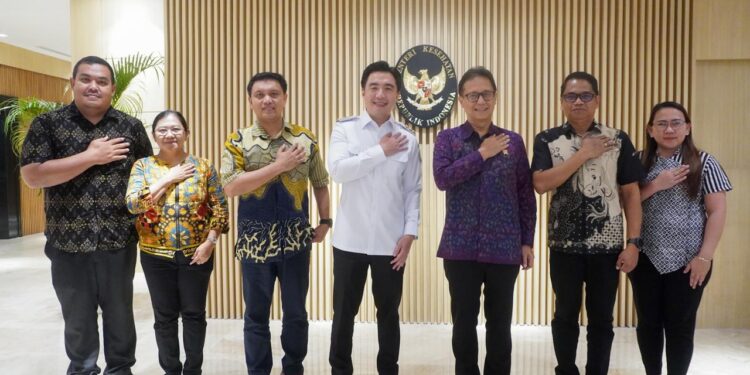 Foto: Bupati Thungari didampingi oleh Kepala Dinas Kesehatan Daerah dr. Handry Pasandaran, Kepala Bidang Sumber Daya Kesehatan, serta Direktur RSUD Liun Kendage dr. Aprikonus Loris. (Dok. Istimewa)