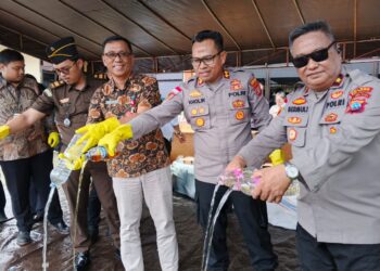 Foto: Pemusnahan Minuman Keras dan Obat Terlarang di Polres Kepulauan Sangihe. (Dok. Rendy/Barta1)