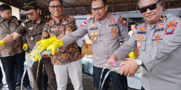 Foto: Pemusnahan Minuman Keras dan Obat Terlarang di Polres Kepulauan Sangihe. (Dok. Rendy/Barta1)