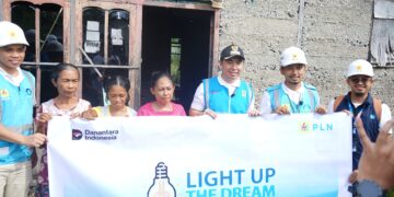 Foto: Bersama masyarakat di pulau Lipang menyambut kehadiran listrik dengan sukacita. (Dok. Istimewa)