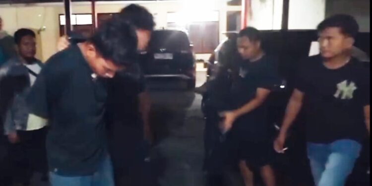 Foto: Pelaku saat dibawa ke Mako Polres Kepulauan Sangihe. (Dok. Istimewa)