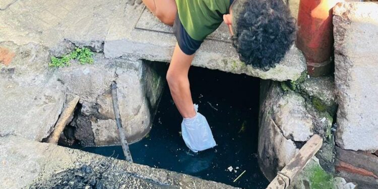 Anggota KPAB Corvus saat melakukan pembersihan saluran air. (foto: istimewa)