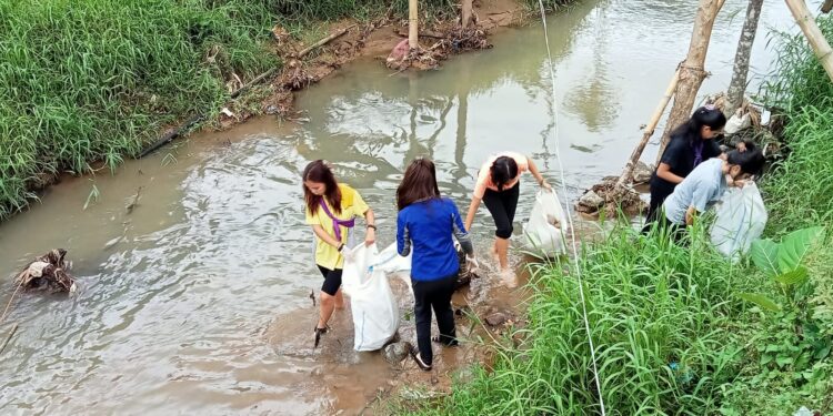 Proses bersih-bersih Sungai Mahawu, Kota Manado. (foto: meikel/barta)