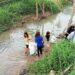 Proses bersih-bersih Sungai Mahawu, Kota Manado. (foto: meikel/barta)