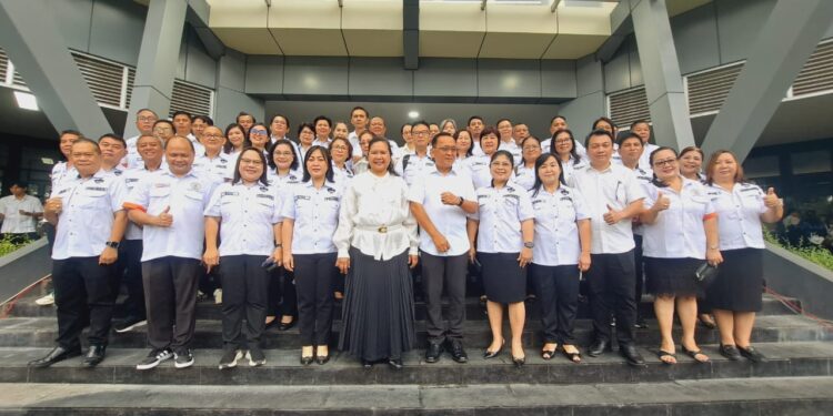 Pimpinan hingga jajaran akademis Polimdo berfoto bersama setelah upacara. (foto: istimewa)