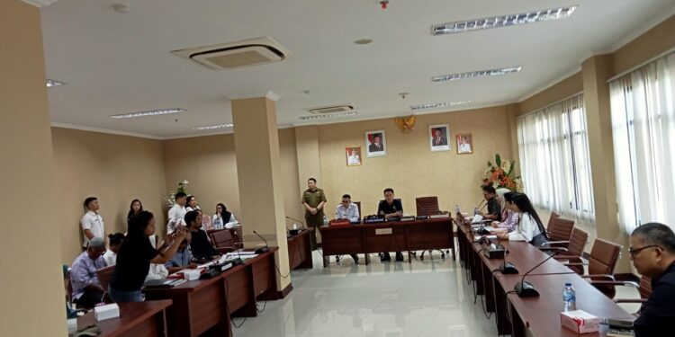 Suasana RDP Komisi 1 bersama masyarakat Keraton. (foro: meikel/barta)