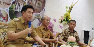 Foto: Bupati Michael Thungari Menyampaikan Materi dalam Pelatihan Peningkatan Kapasitas Pemasaran Wisata. (Dok. Rendy/Barta1).