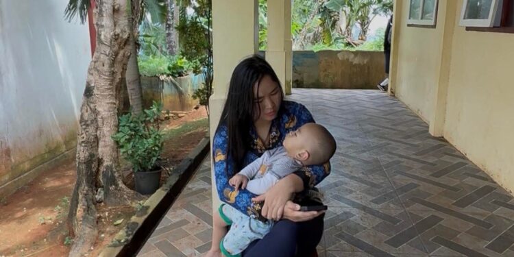 Foto: Ibu Guru Savelia Menidurkan Bayinya yang Kurang Sehat. (Dok. Istimewa)