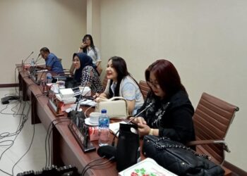 Anggota DPRD Sulut, Angel Wenas bersama rekan - rekan Komisi II. (foto: meikel/barta)