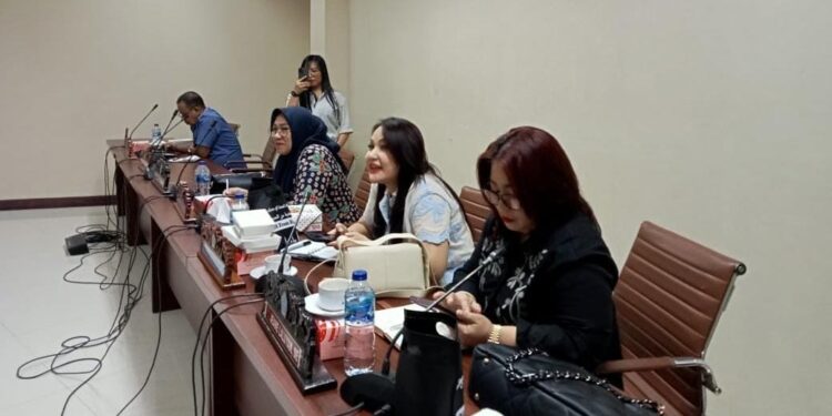 Anggota DPRD Sulut, Angel Wenas bersama rekan - rekan Komisi II. (foto: meikel/barta)