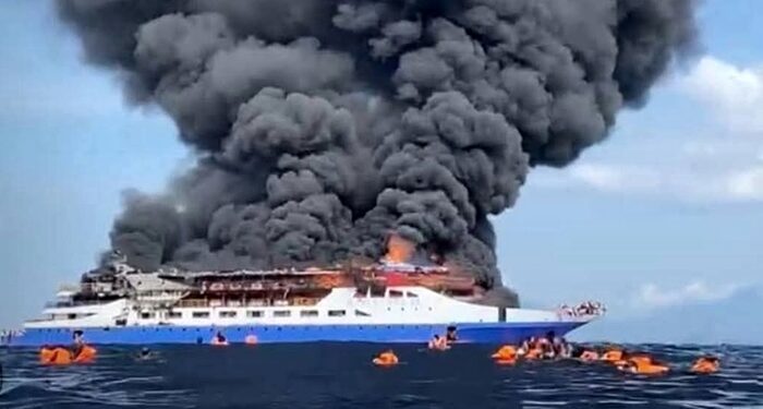 Api menjilat Kapal penumpang Barcelona VA yang terbakar di perairan Talise Minahasa Utara. (foto: istimewa)