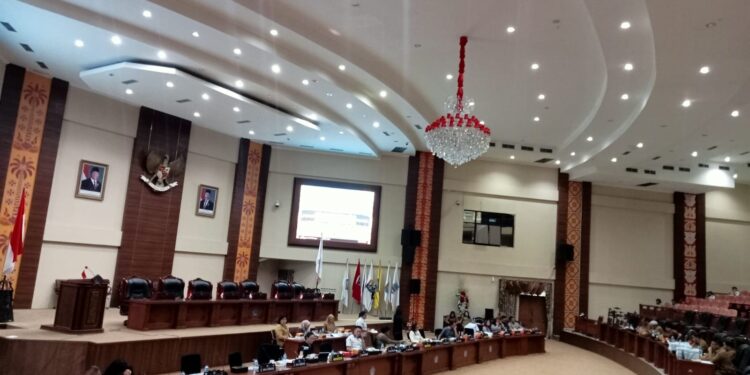 Banggar DPRD Sulut bersama TAPD Sulut membahas pertanggungjawaban APBD 2024. (Foto: meikel/barta)