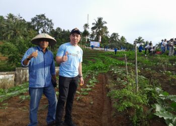 Foto: Ketua HKTI Sangihe bersama Bupati Kepulauan Sangihe di Perkebunan warga di Kampung Lenganeng. (Dok. Rendy/Barta1)