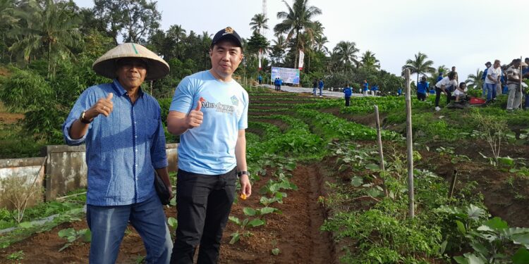 Foto: Ketua HKTI Sangihe bersama Bupati Kepulauan Sangihe di Perkebunan warga di Kampung Lenganeng. (Dok. Rendy/Barta1)