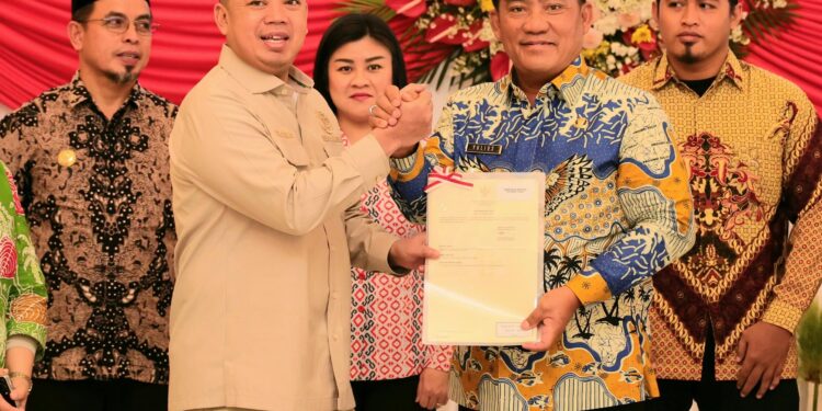 Bupati Chyntia Kalangit Terima 5 Sertipikat dari Menteri ATR/BPN