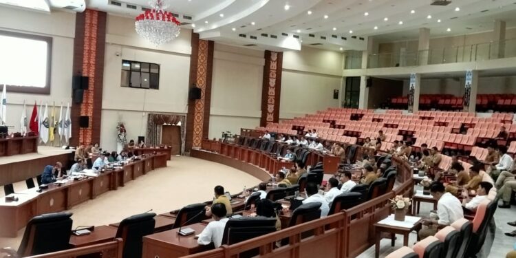 Situasi pembahasan Ranperda RT/RW. (Foto: meikel/barta)