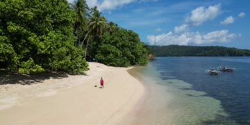 Foto: Pantai Wisata Pananualeng, Kepulauan Sangihe. (Dok. Dispar Sangihe)