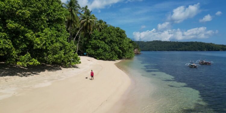 Foto: Pantai Wisata Pananualeng, Kepulauan Sangihe. (Dok. Dispar Sangihe)