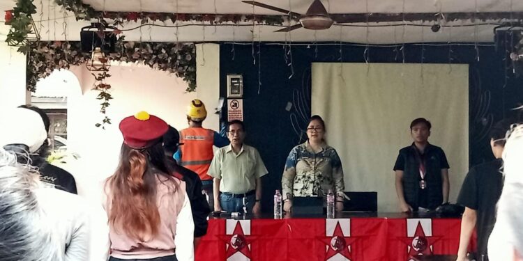 Situasi diskusi publik DPC GMNI Manado. (foto; meikel/barta)