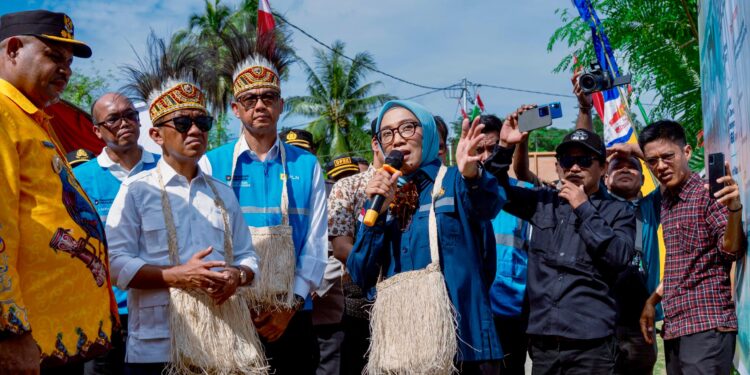 Menteri ESDM, Bahlil Lahadalia (ketiga dari kiri) didampingi Direktur Utama PLN, Darmawan Prasodjo (keempat dari kiri), Bupati Supiori, Heronimus Mansoben (kiri), dan Direktur Teknologi, Engineering dan Keberlanjutan PLN, Evy Haryadi (kedua dari kiri) menyimak paparan dari Direktur Jenderal EBTKE, Eniya Listiani Dewi (kelima dari kiri) terkait dengan program listrik desa dan pembangunan PLTM di Supiori. (Foto: Humas PLN Sulutenggo)