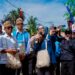 Menteri ESDM, Bahlil Lahadalia (ketiga dari kiri) didampingi Direktur Utama PLN, Darmawan Prasodjo (keempat dari kiri), Bupati Supiori, Heronimus Mansoben (kiri), dan Direktur Teknologi, Engineering dan Keberlanjutan PLN, Evy Haryadi (kedua dari kiri) menyimak paparan dari Direktur Jenderal EBTKE, Eniya Listiani Dewi (kelima dari kiri) terkait dengan program listrik desa dan pembangunan PLTM di Supiori. (Foto: Humas PLN Sulutenggo)