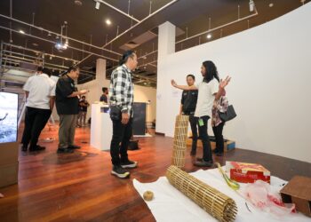 Foto; Audro Chrustofel dalam Pameran Diplomasi BIMP-EAGA & Negara Anggota ASEAN yang digelar di National Art Gallery, Kuala Lumpur, Malaysia. (Dok. Istimewa)