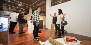 Foto; Audro Chrustofel dalam Pameran Diplomasi BIMP-EAGA & Negara Anggota ASEAN yang digelar di National Art Gallery, Kuala Lumpur, Malaysia. (Dok. Istimewa)